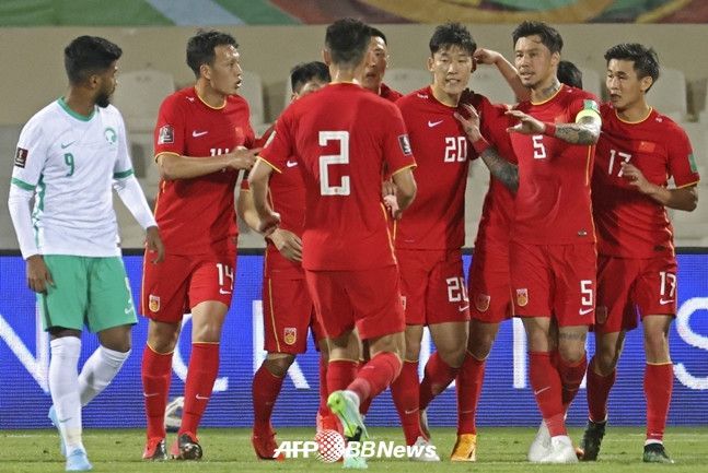 莫兰特解禁复出得到34分、6个篮板和8次助攻，他突破打进压哨绝杀，灰熊队在客场逆转最多24分，他们以115-113险胜新奥尔良鹈鹕队（16胜12负）。